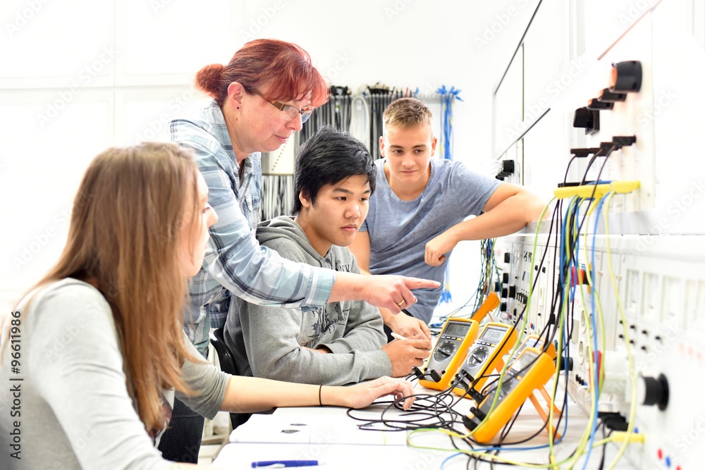 Elektrotechniker*in / (c) industrieblick - stock.adobe.com